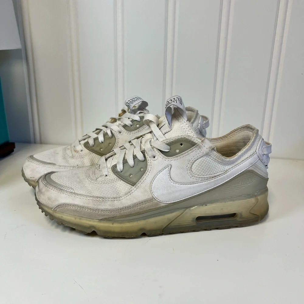 Nike Air Max in White and Gray Terrascape Size 10.5 men's